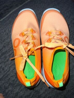 Oofos sneakers size 7W